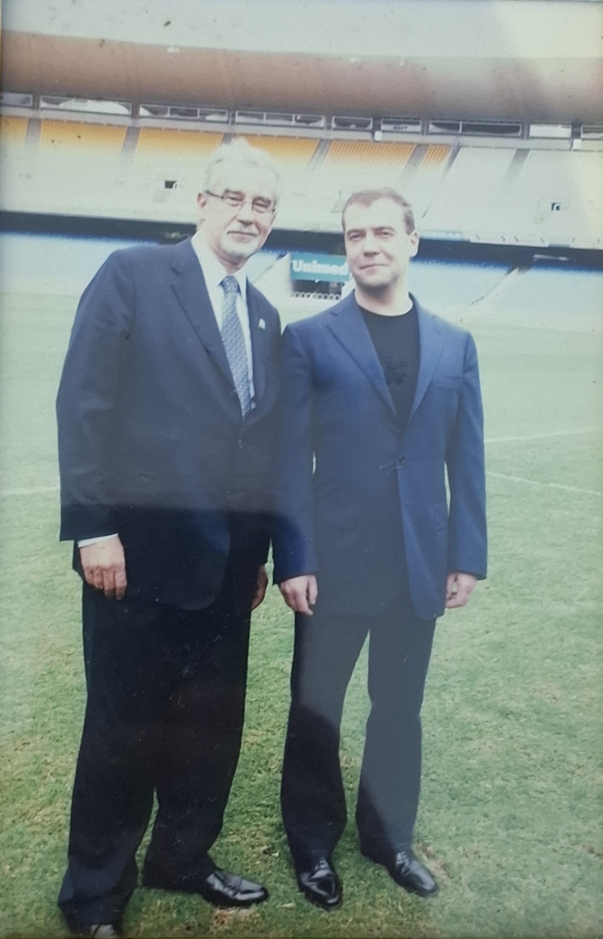Carlos Paranhos posa para foto ao lado do então presidente da Rússia, Dmitri Medvedev. À época, Paranhos era o embaixador brasileiro em Moscou e acompanhou a visita do presidente russo ao Brasil. A foto foi feita no Maracanã, tradicional estádio de futebol brasileiro.